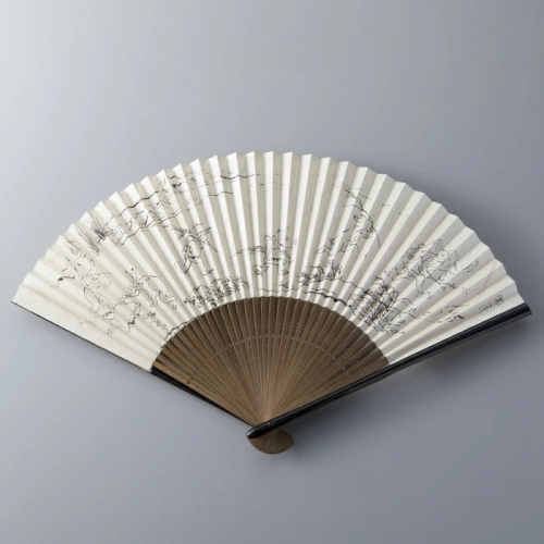 【L-574】鈴木扇子店 鳥獣戯画うるし画（親黒塗骨・仲唐木染骨・雲流紙） 7.2寸(約21.6cm）［高島屋選定品］ 1170614 - 滋賀県高島市