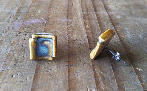 石州瓦の窯元が造る「瓦ピアス」 アクセサリー ピアス 瓦ピアス 石州瓦 伝統技術 贈り物 贈答 プレゼント 【004_2050】 1285001 - 島根県浜田市
