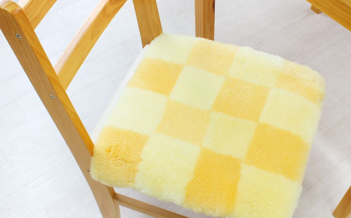 奈良 (株)マスダ製 ムートン座布団 4枚組 チェック柄 イエロー 40cm×40cm／ ムートン 羊毛皮 羊毛 スプリングラム 100％使用 座布団 ラグ インテリア オールシーズン 通年 贈り物 プレゼント 誕生日 記念日 株式会社マスダ 奈良県 宇陀市 ふるさと納税 178994 - 奈良県宇陀市