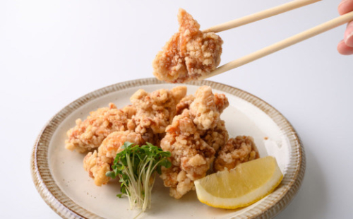 【AA26】食べやすいサイズ!酒の肴よしだの「骨なし〈冷凍〉生からあげ」500g×3袋 198692 - 三重県紀北町