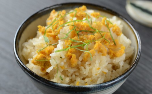 【電子レンジで温めるだけ！簡単！】プチ贅沢な海の幸ごはん！「冷凍うにめし（180g×5食）」 899375 - 岩手県久慈市