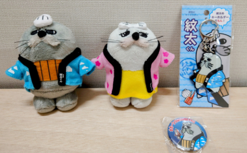 15-216 ゆるキャラ紋太・べつこグッズ(ぬいぐるみ小×2、PVCキーチェーン、缶バッジ) 936979 - 北海道紋別市